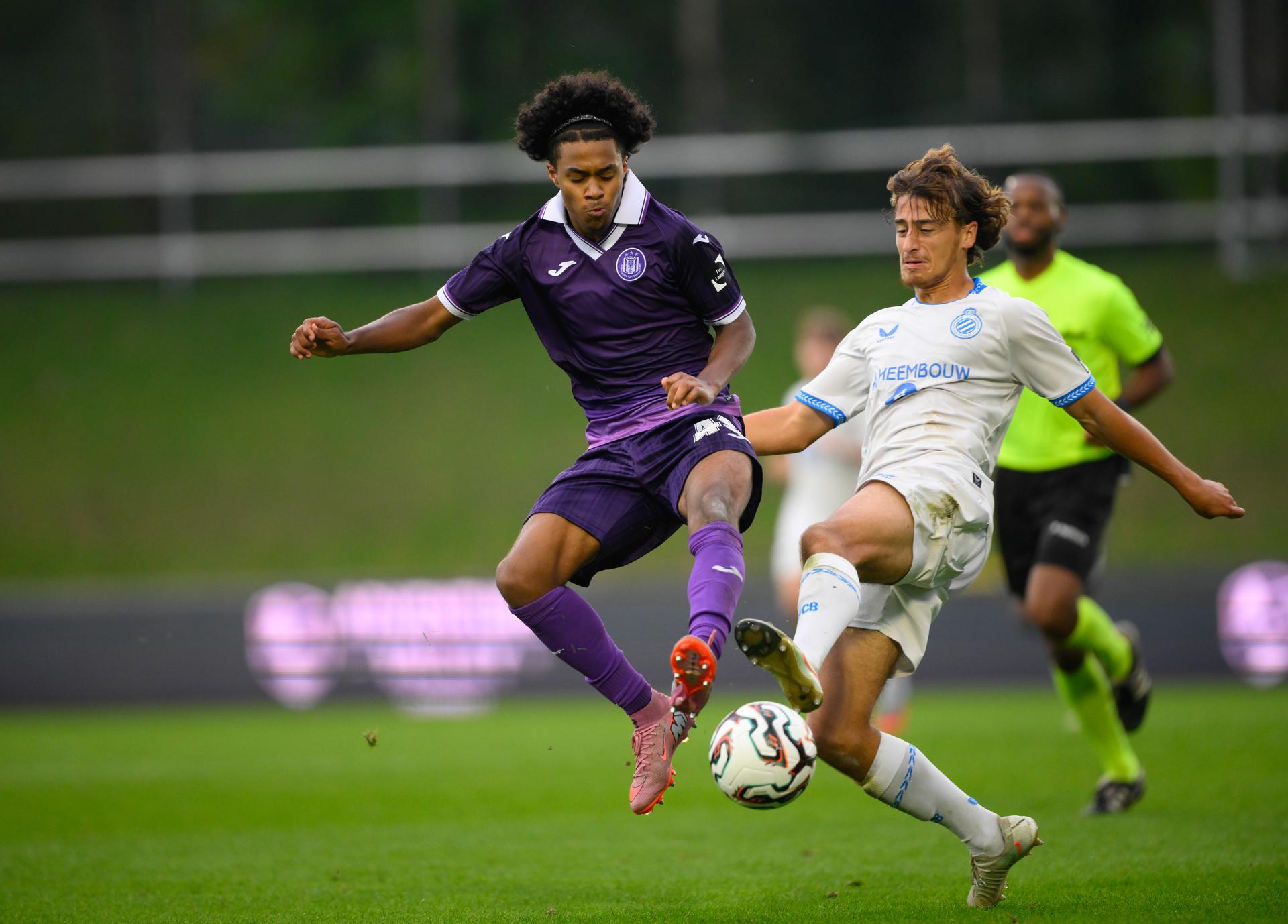 RSCA Futures' Jayden Onia Seke and Club's Samuel Gomez Van Hogen fight for the ball during a soccer game between RSCA Futures and Club NXT, Saturday 27 September 2025 in Deinze, on day 8 of the 2025-2026 'Challenger Pro League' 1B second division of the Belgian championship. BELGA PHOTO JOHN THYS