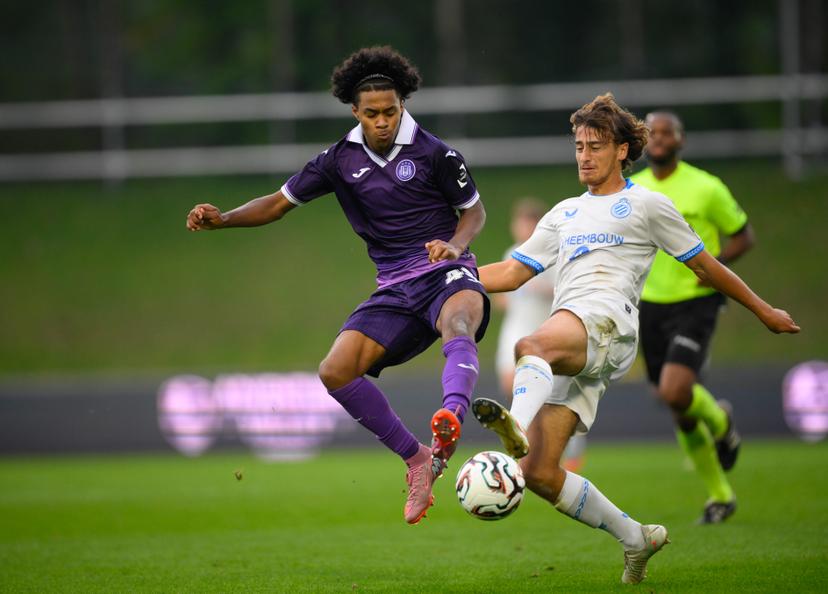 RSCA Futures' Jayden Onia Seke and Club's Samuel Gomez Van Hogen fight for the ball during a soccer game between RSCA Futures and Club NXT, Saturday 27 September 2025 in Deinze, on day 8 of the 2025-2026 'Challenger Pro League' 1B second division of the Belgian championship. BELGA PHOTO JOHN THYS