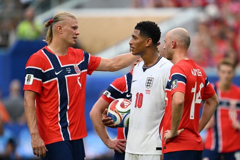 Norway's forward #09 Erling Braut Haaland (L) congratulates England's midfielder #10 Jude Bellingham (C) as Norway's midfielder #14 Fredrik Aursnes looks on, after Bellingham scored his team's second goal during the 2026 World Cup football tournament quarter-final match between Norway and England at Miami Stadium in Miami on July 11, 2026.   ROBERTO SCHMIDT / AFP