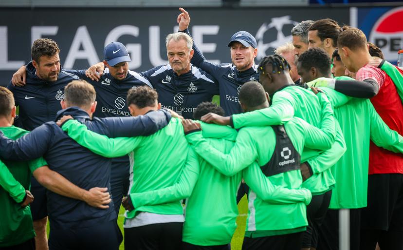 Union's head coach Sebastien Pocognoli talks to his players at the start of a training session of Belgian soccer team Royale Union Saint-Gilloise in Brussels, on Tuesday 30 September 2025. The team prepares for tomorrow's match against English team Newcastle United FC, on the second day of the League phase of the UEFA Champions League tournament. BELGA PHOTO VIRGINIE LEFOUR