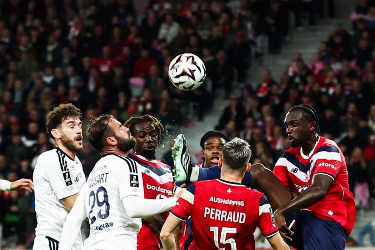 Lille's French defender #23 Tanguy Nianzou (R) shoots the ball during the French L1 football match between Lille LOSC and Stade Brestois 29 (Brest) at the Stade Pierre-Mauroy in Villeneuve-d'Ascq, northern France, on October 17, 2026.  Sameer AL-DOUMY / AFP
