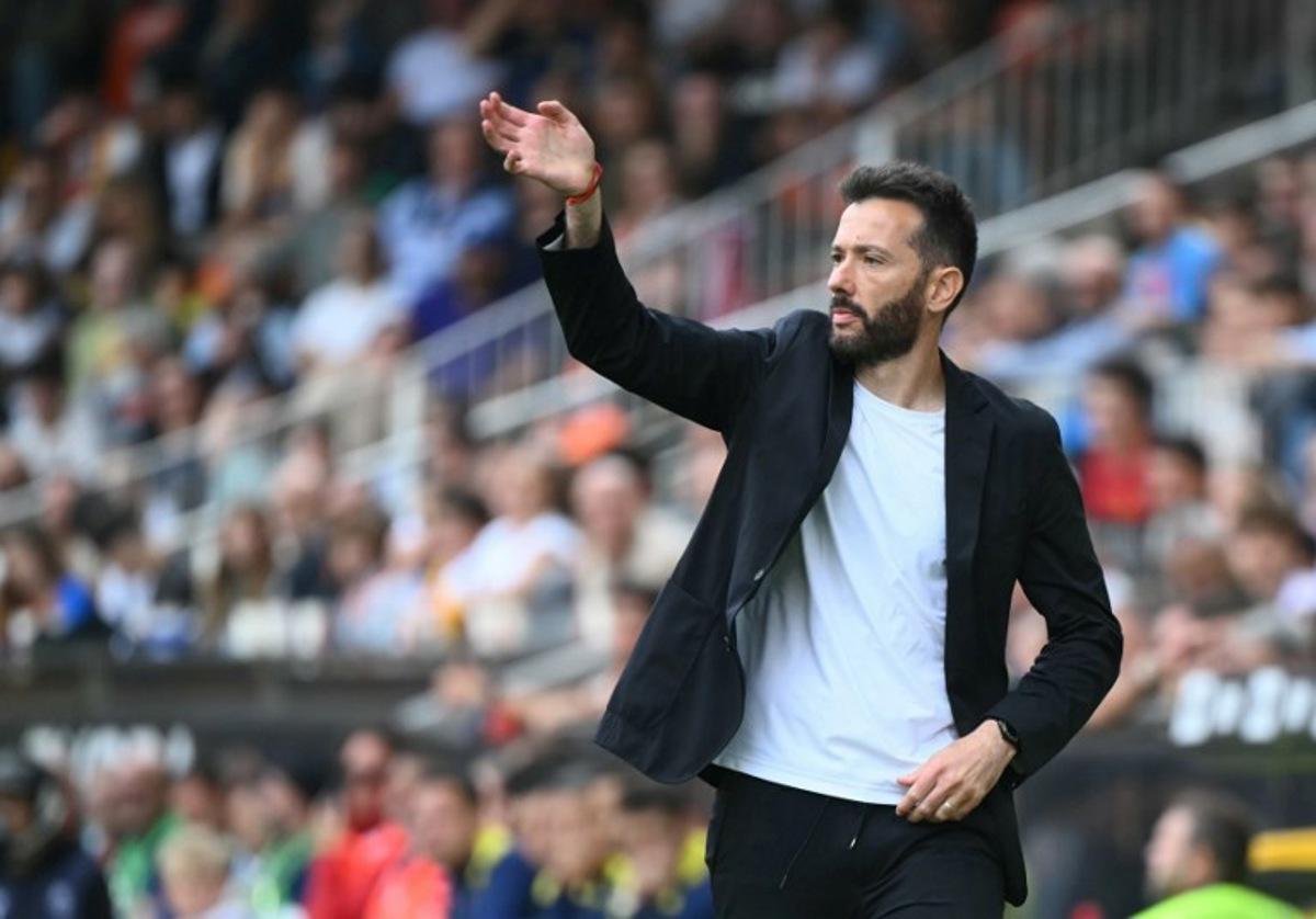 Valencia's Spanish coach Carlos Corberan gestures on the touchline during the Spanish league football match between Valencia CF and Club Atletico de Madrid at Mestalla Stadium in Valencia on May 2, 2026.  JOSE JORDAN / AFP
