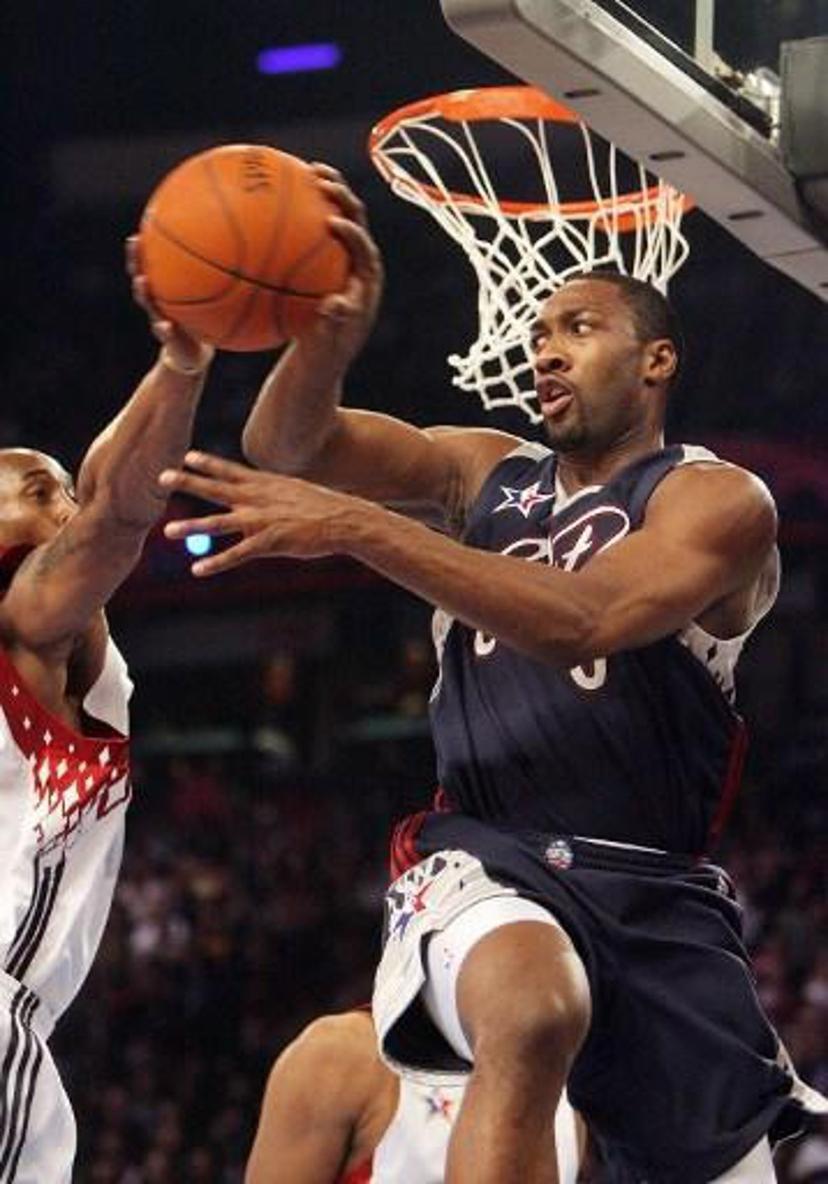 The East's Gilbert Arenas (R) clashes with the West's Kobe Bryant (L) under the basket during the NBA All Star Game, 18 February 2007, in Las Vegas, Nevada. The West's Kobe Bryant of the LA Lakers scored 12 of his 31 points in the fourth quarter as the West came away with a 153-132 win, snapping a two-game losing streak to the East in the National Basketball Association All-Star Game.     AFP PHOTO / GABRIEL BOUYS