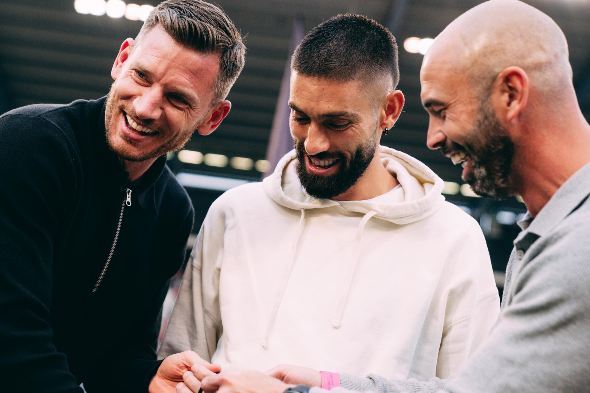 ATTENTION EDITORS - HAND OUT PICTURES - EDITORIAL USE ONLY - MANDATORY CREDIT MANDATORY CREDIT KBVB - URBSFA - BELGIAN FA  Hand out picture released on Monday 09 June 2025, by the Belgian Royal Football Association showing Yannick Carrasco (C) and Steven Defour (R) during a tribute to former Red Devil Jan Vertonghen (L) before a soccer game between Belgian national team Red Devils and Wales, Monday 09 June 2025 in Bussels, the second (out of 8) qualification games for the World Cup 2026. BELGA PHOTO HAND OUT KBVB-URBSFA  *** Belga and Belga Editorial Board decline all responsibility regarding the content of this picture. *** PHOTO HAND OUT KBVB-URBSFA