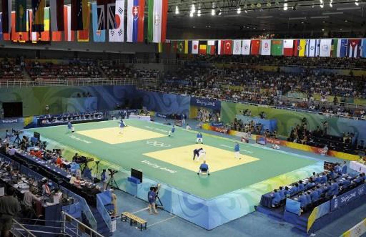 This general view shows competition taking place at the judo event at the USTB Gymnasium during the 2008 Beijing Olympic Games on August 11, 2008.      AFP PHOTO / DDP/ AXEL SCHMIDT