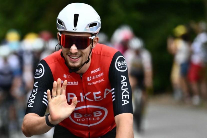 Arkea-B&B Hotels team's French rider Kevin Vauquelin cycles at the start of the 21st and final stage of the 112th edition of the Tour de France cycling race, 132.3 km between Mantes-la-Ville and Paris Champs-Elysees Avenue, on July 27, 2025.  Marco BERTORELLO / AFP