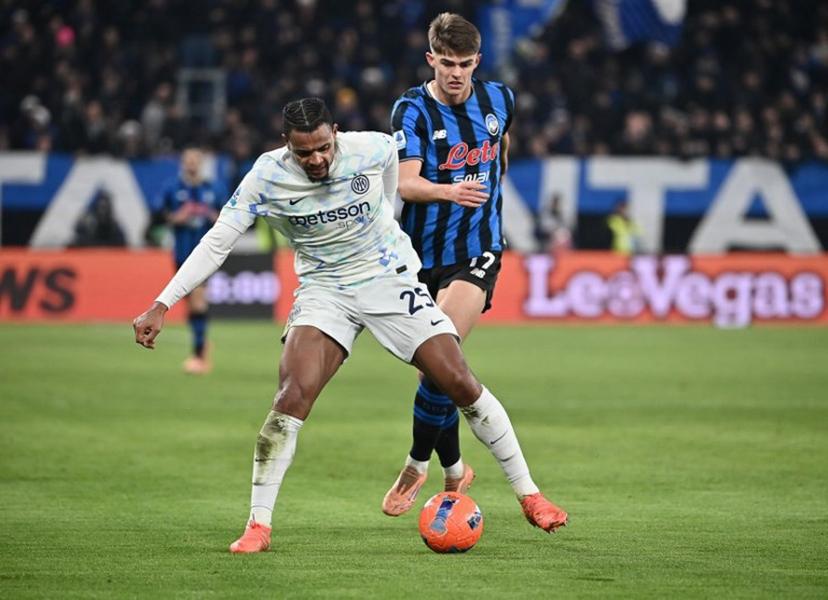 Inter Milan Swiss defender #25 Manuel Akanji (L) fights for the ball with Atalanta's Belgian forward #17 Charles De Ketelaere (R) during the Italian Serie A football match between Atalanta and Inter Milan at the Bergamo stadium in Bergamo on December 28, 2025.  Isabella BONOTTO / AFP