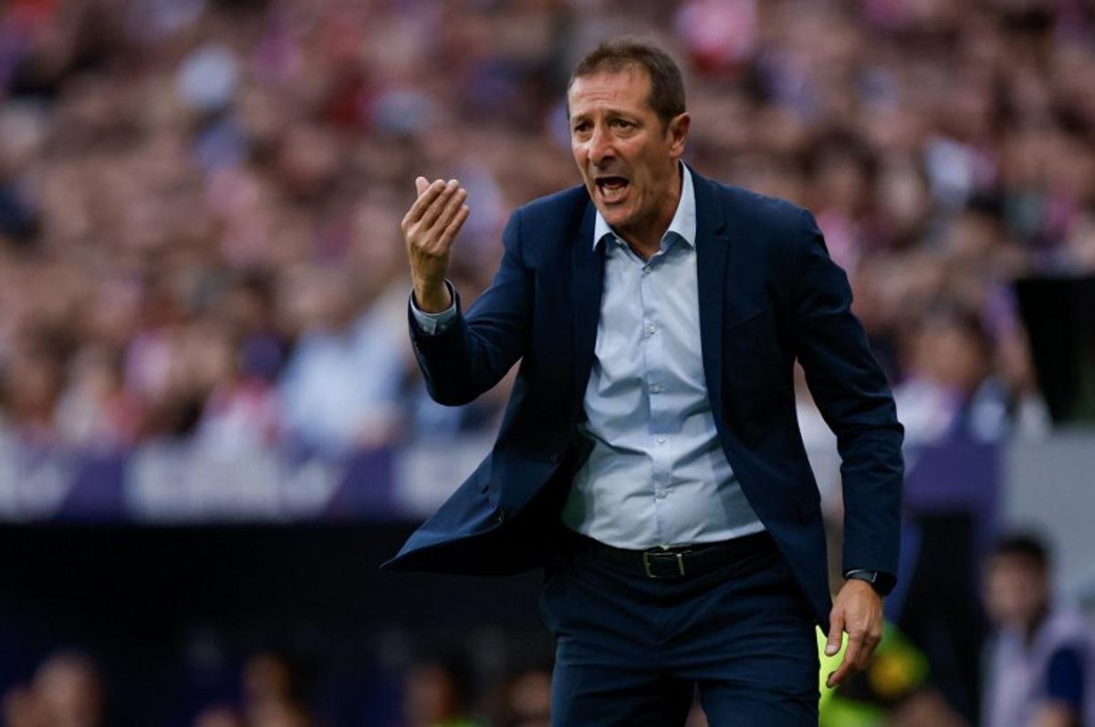 Osasuna's Spanish coach Luis Ramis gestures to players during the Spanish league football match between Club Atletico de Madrid and CA Osasuna at the Metropolitano stadium in Madrid on September 16, 2026.  Oscar DEL POZO / AFP