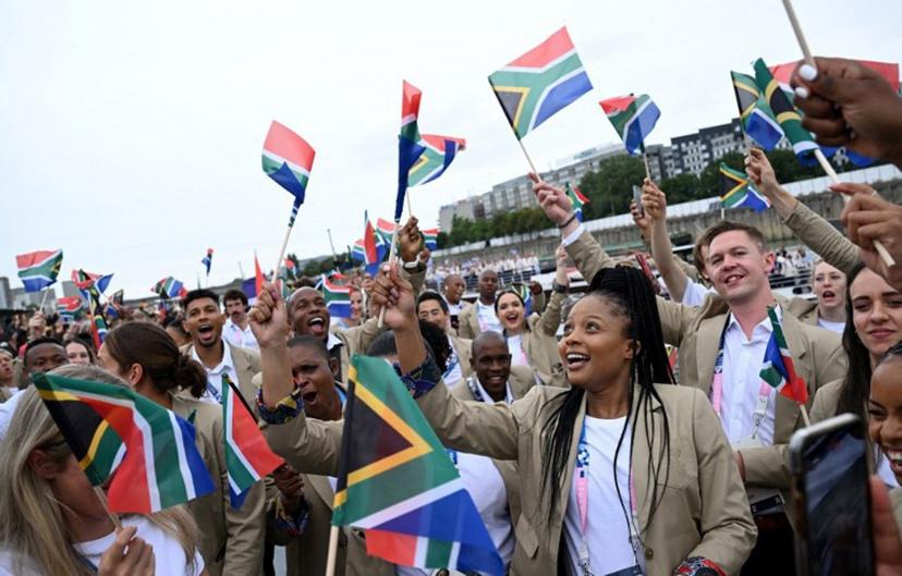 Paris 2024 Olympics - Opening Ceremony - Paris, France - July 26, 2024. Athletes of South Africa cheer with flags ahead of the opening ceremony.  Annegret Hilse / POOL / AFP