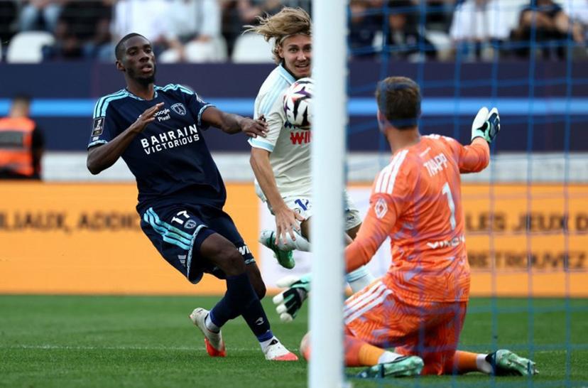 Strasbourg's Swedish midfielder #11 Sebastian Nanasi (C) fights for the ball with Paris FC's  French midfielder #17 Adama Camara next to Paris FC's German goalkeeper #35 Kevin Trapp during the French L1 football match between Paris FC and RC Strasbourg at Stade Jean Bouin in Paris on September 19, 2026.   FRANCK FIFE / AFP