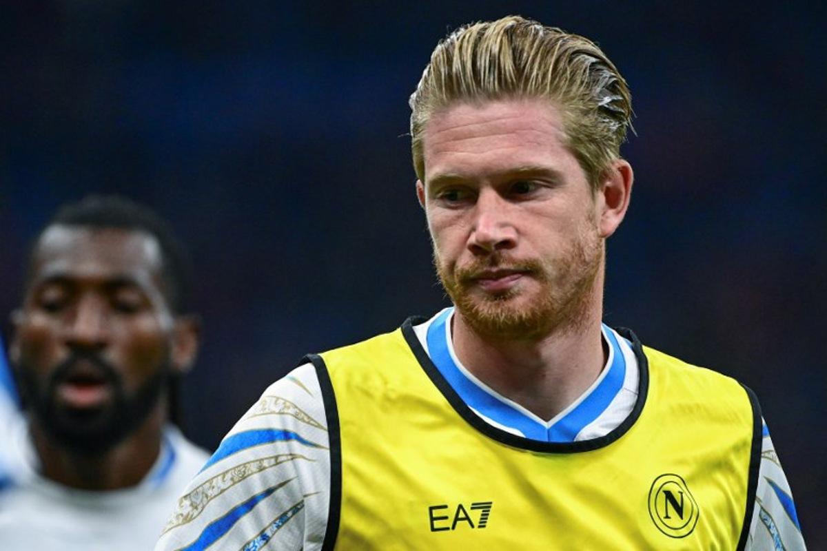 Napoli's Belgian midfielder #11 Kevin De Bruyne warms up prior to the Italian Serie A football match between AC Milan and SSC Napoli at San Siro stadium in Milan, northern Italy, on September 28, 2025.  Piero CRUCIATTI / AFP