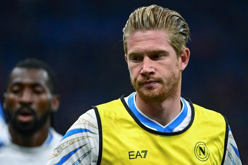 Napoli's Belgian midfielder #11 Kevin De Bruyne warms up prior to the Italian Serie A football match between AC Milan and SSC Napoli at San Siro stadium in Milan, northern Italy, on September 28, 2025.  Piero CRUCIATTI / AFP