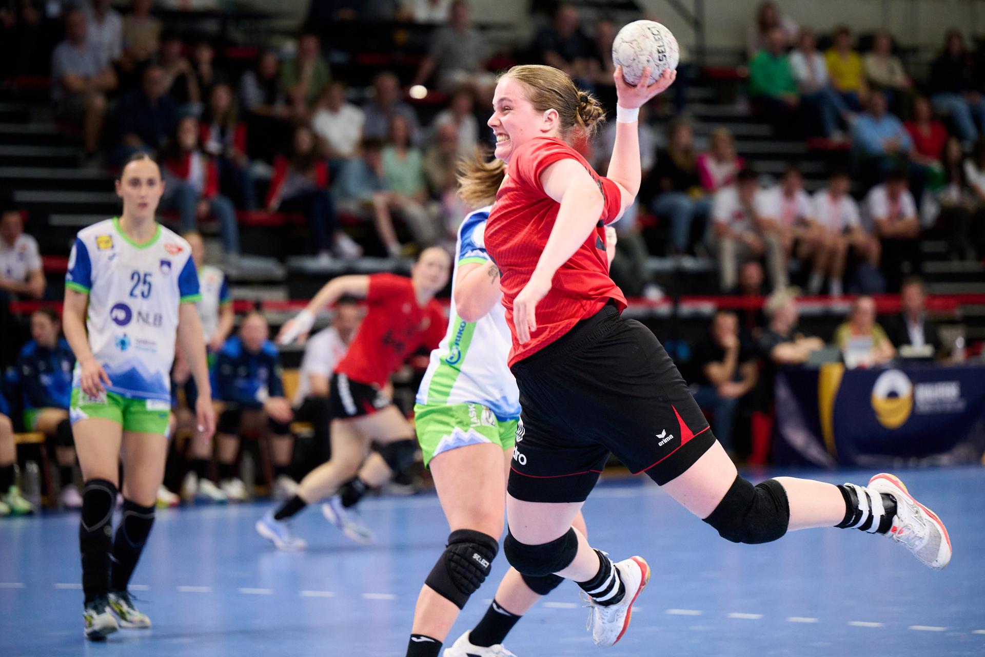 ATTENTION EDITORS - HAND OUT PICTURES - EDITORIAL USE WITH STORY ON HANDBALL ONLY - MANDATORY CREDIT ALAIN DECAMPS  Hand out pictures released by Alain Decamps shows Belgian Anna Schellingen in action during the handball game between the Black Arrows, Belgium national women handball team, and Slovenia, a Qualifier Phase 2 Euro 2026 game on Wednesday 08 April 2026 in Hasselt.  HAND OUT - ALAIN DECAMPS  Belga and Belga Editorial Board decline all responsibility regarding the content of this picture.