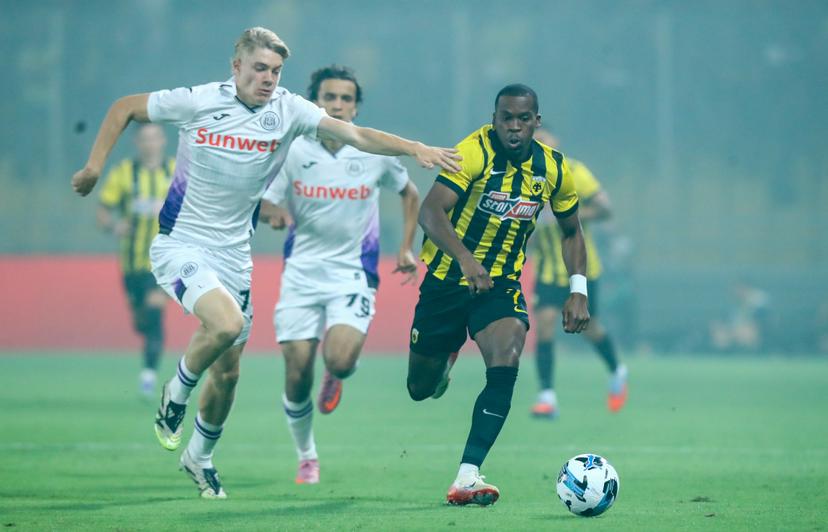 Anderlecht's Nathan De Cat and AEK's Dereck Kutesa fight for the ball during a soccer match between Belgian soccer team Anderlecht and Greek team AEK Athens, in Athens, Greece, on Thursday 28 August 2025, the return leg in the play-offs of the UEFA Conference League competition. The first leg ended 1-1. BELGA PHOTO EUROKINISSI