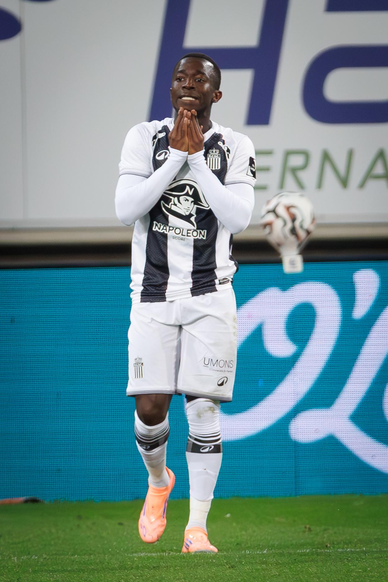Charleroi's Raymond Asante looks dejected during a soccer match between KAA Gent and Sporting Charleroi, Friday 03 October 2025 in Gent, on day 10 of the 2025-2026 'Jupiler Pro League' first division of the Belgian championship. BELGA PHOTO KURT DESPLENTER
