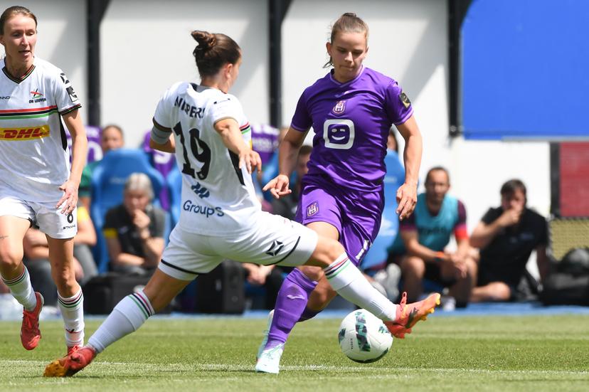OHL Women's Jeslynn Kuijpers and Anderlecht's Karlijn Helsen pictured in action during a soccer match between Oud-Heverlee Leuven and RSCA Women, Saturday 17 May 2025 in Heverlee, on day 6 (out of 6) of the Play-offs of the 2024-2025 'Super League Women' first division of the Belgian championship. BELGA PHOTO JILL DELSAUX