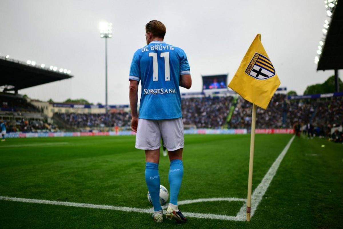 Napoli's Belgian midfielder #11 Kevin De Bruyne is about to take a corner kick during the Italian Serie A football match between Parma and Napoli at the Ennio Tardini stadium in Parma on April 12, 2026.  MARCO BERTORELLO / AFP