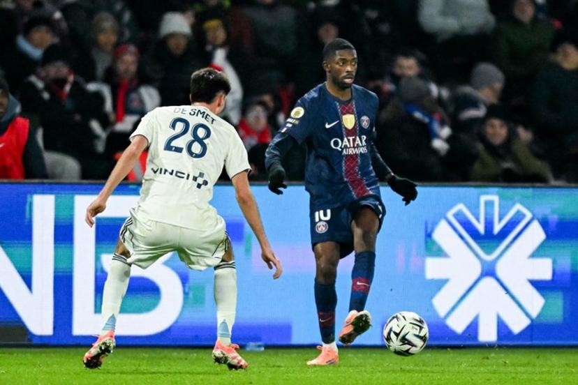Paris Saint-Germain's French forward #10 Ousmane Dembele (R) fights for the ball with Paris FC's Belgian defender #28 Thibault De Smet during the French L1 football match between Paris Saint-Germain (PSG) and Paris FC at the Parc des Princes stadium in Paris on January 4, 2026.  Blanca CRUZ / AFP