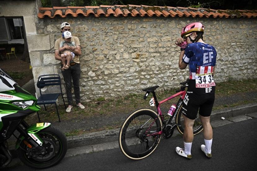 EF Education‑Oatly team's US rider Kristen Faulkner reacts after a crash during the 4th stage (out of 9) of the fourth edition of the Women's Tour de France cycling race, 130.7 km from Saumur to Poitiers, in Poitiers, western France on July 29, 2025.  JULIEN DE ROSA / AFP