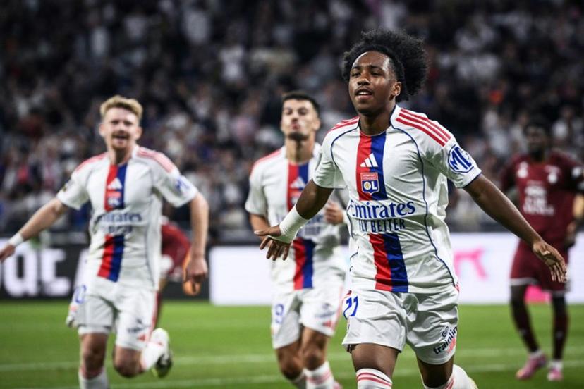 Lyon's Belgian forward #11 Malick Fofana (R) celebrates after scoring a goal during the French L1 football match between Olympique Lyonnais (OL) and FC Metz at the Groupama Stadium in Decines-Charpieu, central-eastern France on August 23, 2025.  ARNAUD FINISTRE / AFP