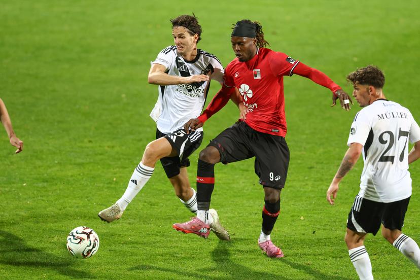 Eupen's Gabriel Bares and Rwdm's Simbakoli Mamadou Usman fight for the ball during a soccer game between KAS Eupen and RWDM Brussels, Saturday 04 October 2025 in Eupen, on day 9 of the 2025-2026 'Challenger Pro League' 1B second division of the Belgian championship. BELGA PHOTO BRUNO FAHY