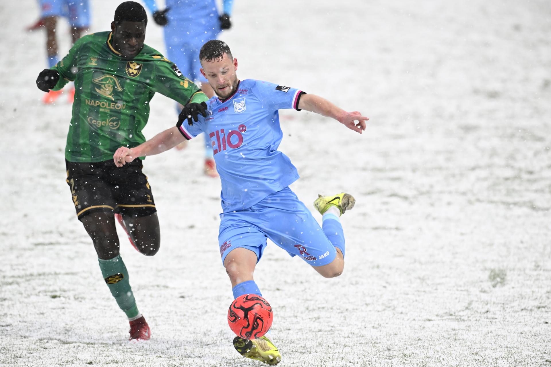 Francs Borains' Mandi Prunier and Beveren's Christophe Janssens fight for the ball during a soccer game between Royal Francs Borains and SK Beveren, Sunday 15 February 2026 in Boussu, on day 25 of the 2025-2026 'Challenger Pro League' 1B second division of the Belgian championship. BELGA PHOTO JOHN THYS