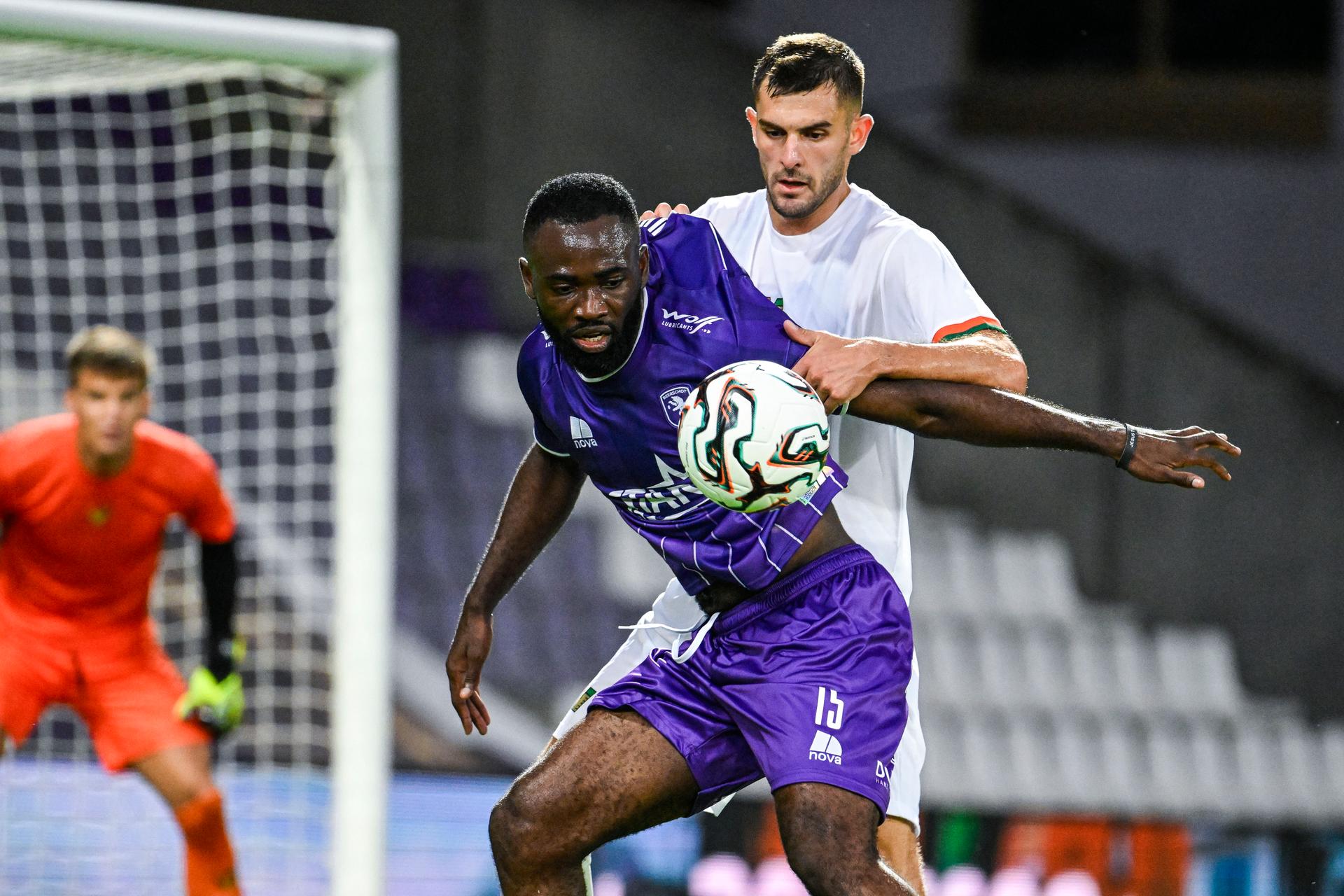 Beerschot's Arnold Vula and Venezia's Seid Korac pictured in action during a friendly soccer match between Beerschot VA and Italian team Venezia, Saturday 02 August 2025 in Antwerp. Beerschot VA is preparing for the 2025-2026 season in the Challenger Pro League, the second division of the Belgian championship. BELGA PHOTO TOM GOYVAERTS