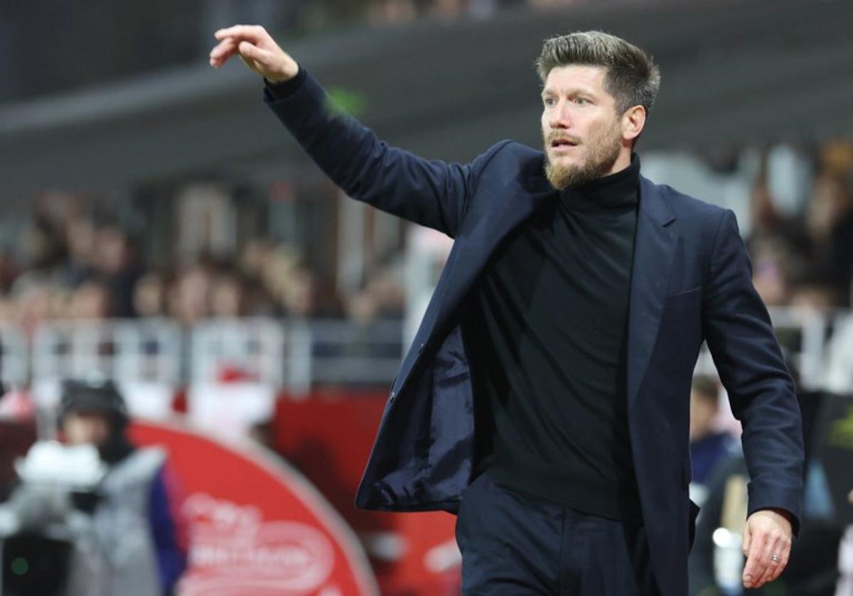 Monaco's Belgian head coach Sebastien Pocognoli gestures during the French L1 football match between Stade Brestois 29 (Brest) and AS Monaco at the Francis-Le-Ble stadium in Brest, western France, on December 5, 2025.  Fred TANNEAU / AFP