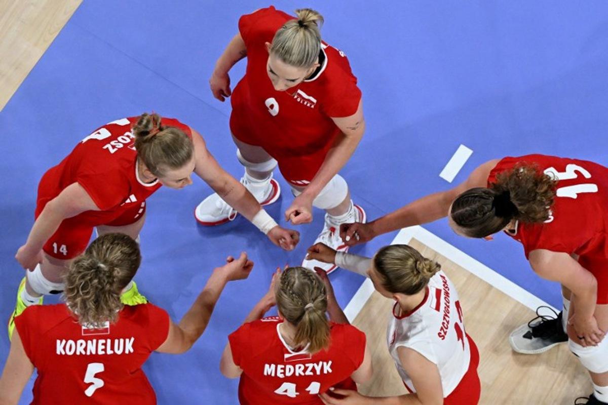 An overview shows Poland's players, (LtoR) Poland's #14 Joanna Wolosz, Poland's #05 Agnieszka Korneluk, Poland's #09 Magdalena Stysiak, Poland's #41 Natalia Medrzyk, Poland's #12 Aleksandra Szczyglowska and Poland's #15 Martyna Czyrnianska gesturing during the women's preliminary round volleyball match between Brazil and Poland during the Paris 2024 Olympic Games at the South Paris Arena 1 in Paris on August 4, 2024.  Antonin THUILLIER / AFP