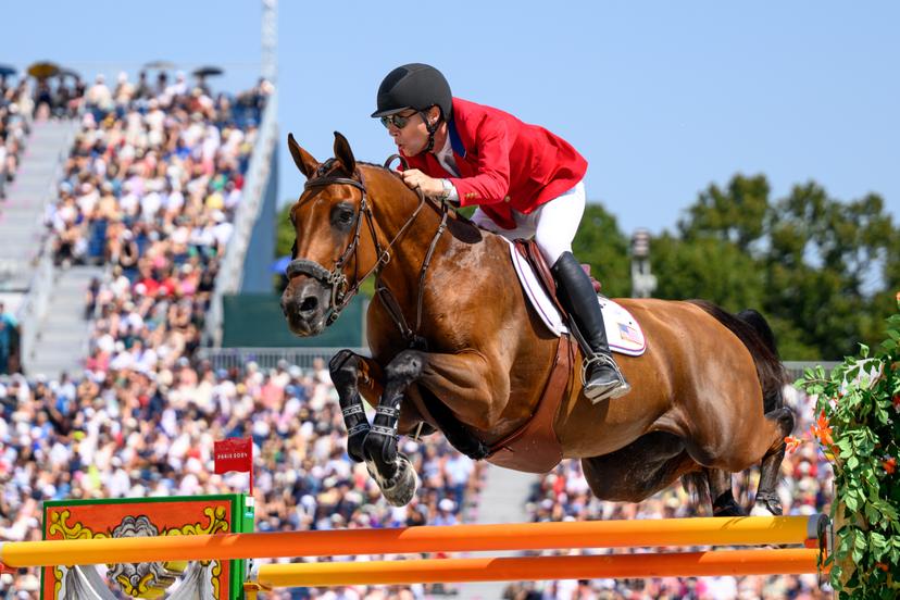 240801 Karl Cook of USA on horse Caracole de la Roque competes in equestrian jumping team qualifier during day 6 of the Paris 2024 Olympic Games on August 1, 2024 in Paris.  Photo: Johanna Säll / BILDBYRÅN / kod JL / JL0412 ridsport equestrian olympic games olympics os ol olympiska spel olympiske leker paris 2024 paris-os paris-ol 6 bbeng usa grappa33 BENELUX ONLY