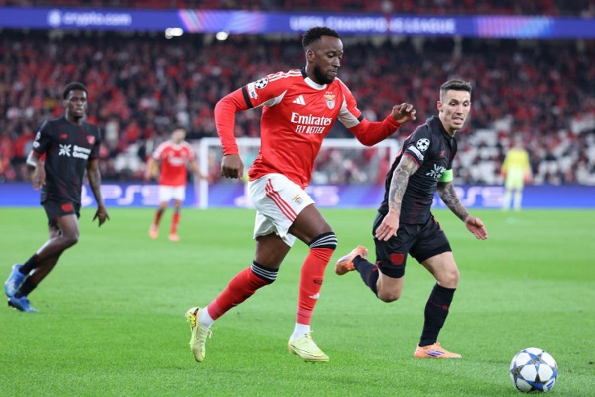 SL Benfica's Belgian forward #11 Dodi Lukebakio and Bayer Leverkusen's Spanish defender #20 Alejandro Grimaldo (R) vie for the ball during the UEFA Champions League league phase day 4 football match between SL Benfica and Bayer Leverkusen at Estadio da Luz in Lisbon on November 5, 2025.  PATRICIA DE MELO MOREIRA / AFP