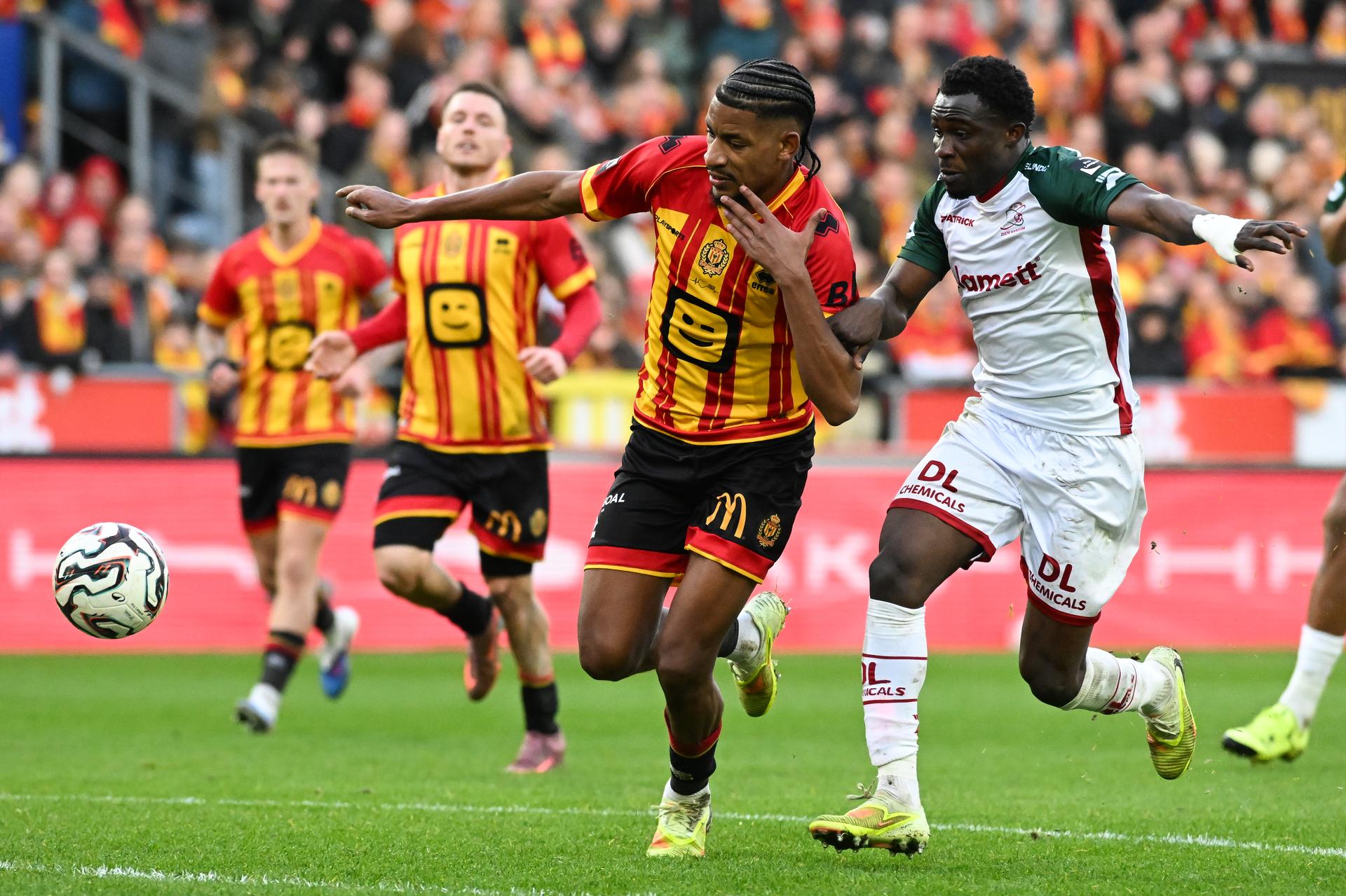 Mechelen's Redouane Halhal and Essevee's Joseph Opoku pictured in action during a soccer match between KV Mechelen and SV Zulte Waregem, Saturday 28 February 2026 in Mechelen, on day 27 of the 2025-2026 'Jupiler Pro League' first division of the Belgian championship. BELGA PHOTO JILL DELSAUX