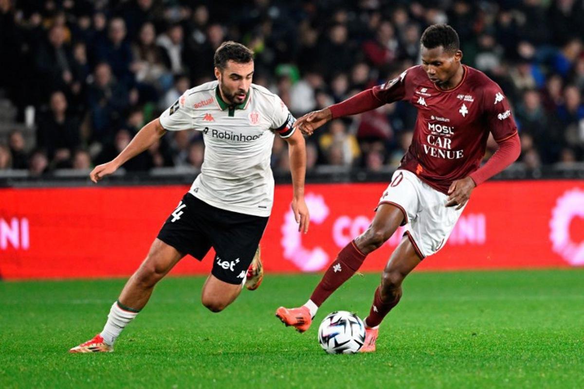 Nice's Belgian midfielder #24 Charles Vanhoutte (L) fights for the ball with Metz's Senegalese forward #30 Habib Diallo during the French L1 football match between FC Metz and OGC Nice at Saint-Symphorien Stadium in Longeville-les-Metz, north-eastern France on November 9, 2025.  Jean-Christophe VERHAEGEN / AFP