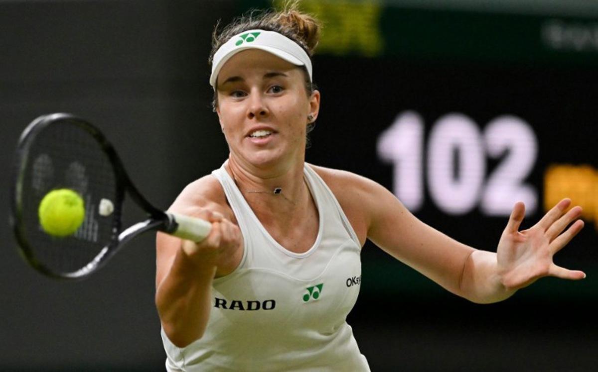 Czech Republic's Linda Noskova plays a forehand return to US player Amanda Anisimova during their women's singles fourth round tennis match on the seventh day of the 2025 Wimbledon Championships at The All England Lawn Tennis and Croquet Club in Wimbledon, southwest London, on July 6, 2025.  Glyn KIRK / AFP