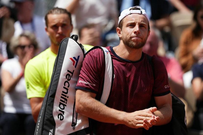 Netherlands' Tallon Griekspoor (front) reacts, past Germany's Alexander Zverev in background as he leaves the court after withdrawing from his men's singles match on day 9 of the French Open tennis tournament on Court Suzanne-Lenglen at the Roland-Garros Complex in Paris on June 2, 2025.  Dimitar DILKOFF / AFP