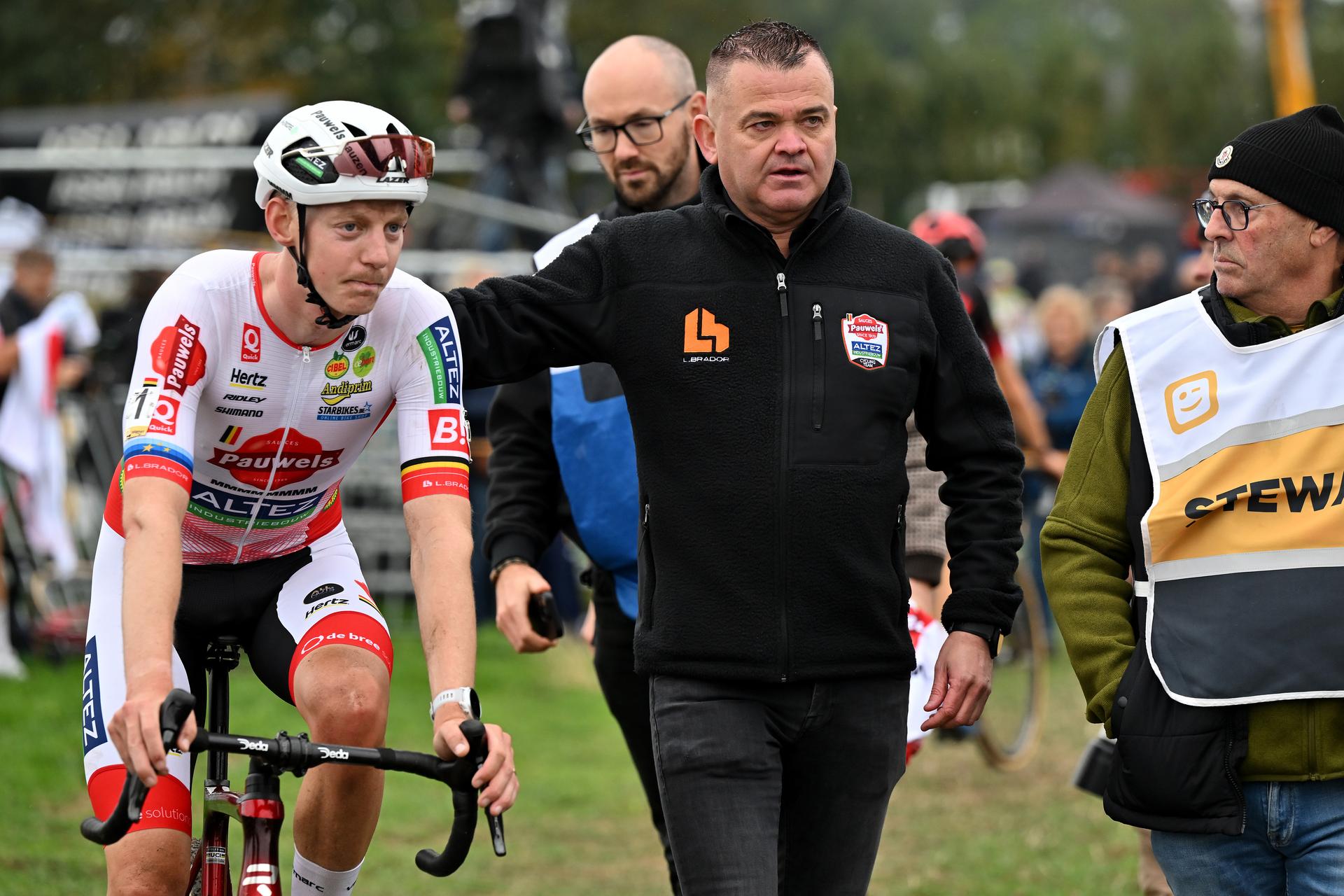Belgian Michael Vanthourenhout, Pauwels Sauzen- Altez Industriebouw team manager Jurgen Mettepenningen and pictured after the men elite race of the Cyclocross Ruddervoorde, Sunday 19 October 2025 in Ruddervoorde, stage 2 (out of 7) of the Superprestige cyclocross cycling competition. BELGA PHOTO LUC CLAESSEN