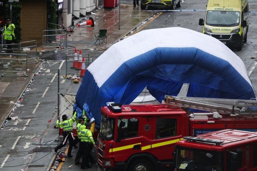 Police officers cover with an inflatable tent, behind a firefighter vehicle, the tents delimiting the scene of an incident in Water Street, on the sidelines of an open-top bus victory parade for Liverpool's Premier League title win, in Liverpool, north-west England on May 26, 2025. A car collided with a number of pedestrians in Liverpool, northern England, on May 26 evening during Liverpool FC's Premier League victory parade, police said. Police said they were contacted shortly after 6pm (1700 GMT) 'following reports of a collision between a car and a number of pedestrians' in the city centre. One man has been arrested, according to the police, who did not say whether there were any casualties. Darren Staples / AFP