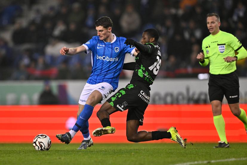 Genk's Robin Mirisola and Cercle's Makaya Ibrahima Diaby fight for the ball during a soccer match between KRC Genk and Cercle Brugge, Sunday 25 January 2026 in Genk, a game of day 22 of the 2025-2026 'Jupiler Pro League' first division of the Belgian championship. BELGA PHOTO JOHAN EYCKENS