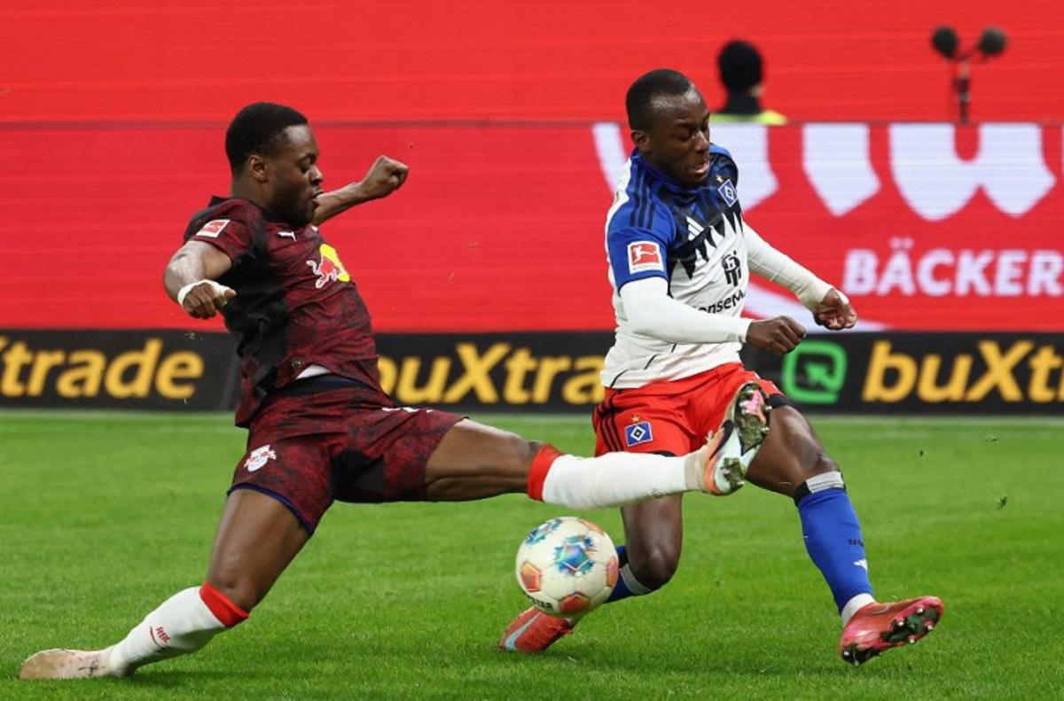 Leipzig's Austrian midfielder #14 Christoph Baumgartner (L) and Hamburg's French-Ivorian forward #07 Jean-Luc Dompe vie for the ball during the German first division Bundesliga football match between Hamburger SV and RB Leipzig in Hamburg, northern Germany on March 1, 2026.  IBRAHIM OT / AFP