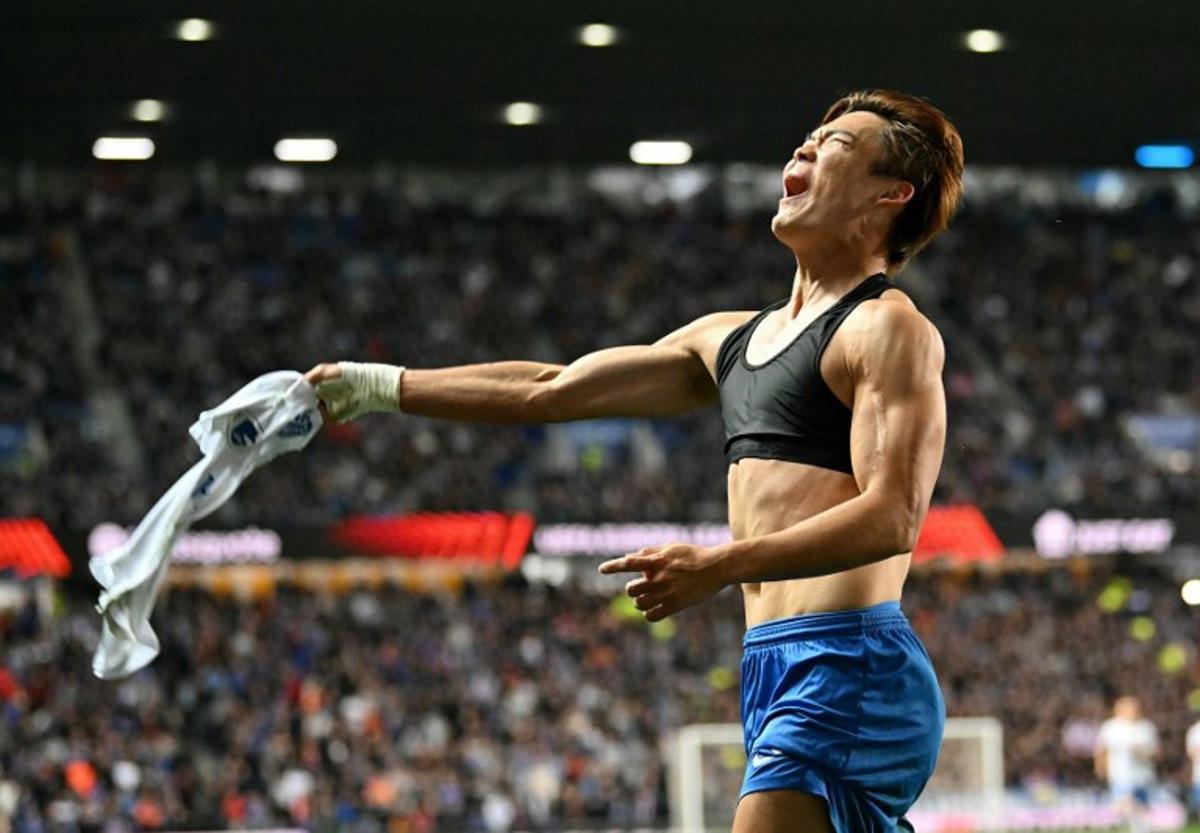 KRC Genk's South Korean striker #09 Hyeon-Gyu Oh celebrates scoring the opening goal during the UEFA Europa League, league stage football match between Rangers and Genk at the Ibrox Stadium in Glasgow on September 25, 2025.  ANDY BUCHANAN / AFP