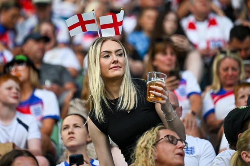 An English fan waits for the start of the UEFA Women's Euro 2025 Group D football match between England and Wales at the Arena St.Gallen in St. Gallen on July 13, 2025.  Fabrice COFFRINI / AFP