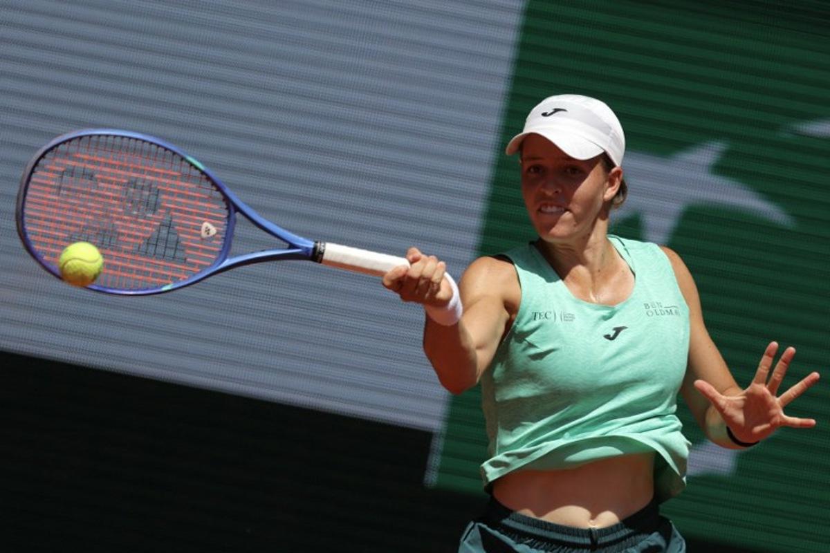 Spain's Kaitlin Quevedo plays a forehand return to Ukraine's Elina Svitolina during their women's singles match on day 4 of the French Open tennis tournament on Court Philippe-Chatrier at the Roland-Garros Complex in Paris on May 27, 2026.  Thomas SAMSON / AFP
