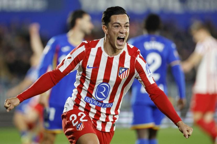 Atletico Madrid's Italian forward #22 Giacomo Raspadori celebrates Getafe's Portuguese defender #22 Domingos Duarte's own goal during the Spanish league football match between Getafe CF and Club Atletico de Madrid at Coliseum Alfonso Perez Stadium in Getafe on November 23, 2025.  Oscar DEL POZO / AFP