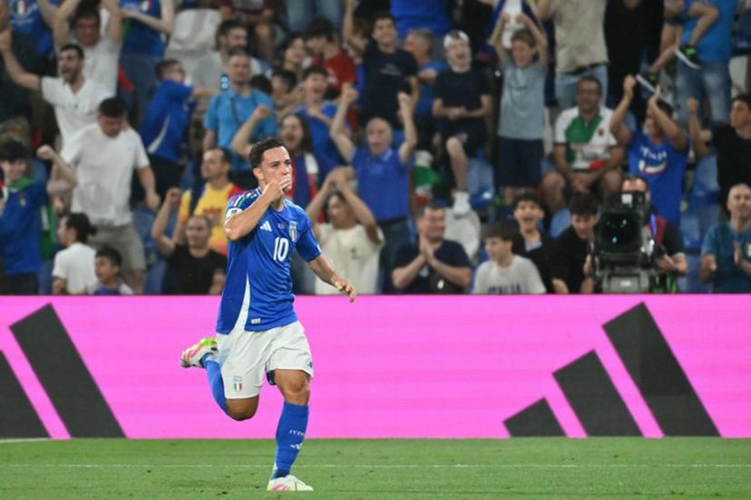 Italy's forward #10 Giacomo Raspadori celebrates scoring his team's first goal during the 2026 World Cup qualifiers Europe zone group I football match between Italy and Moldova at the Mapei Stadium in Reggio Emilia, on June 9, 2025.  Alberto PIZZOLI / AFP