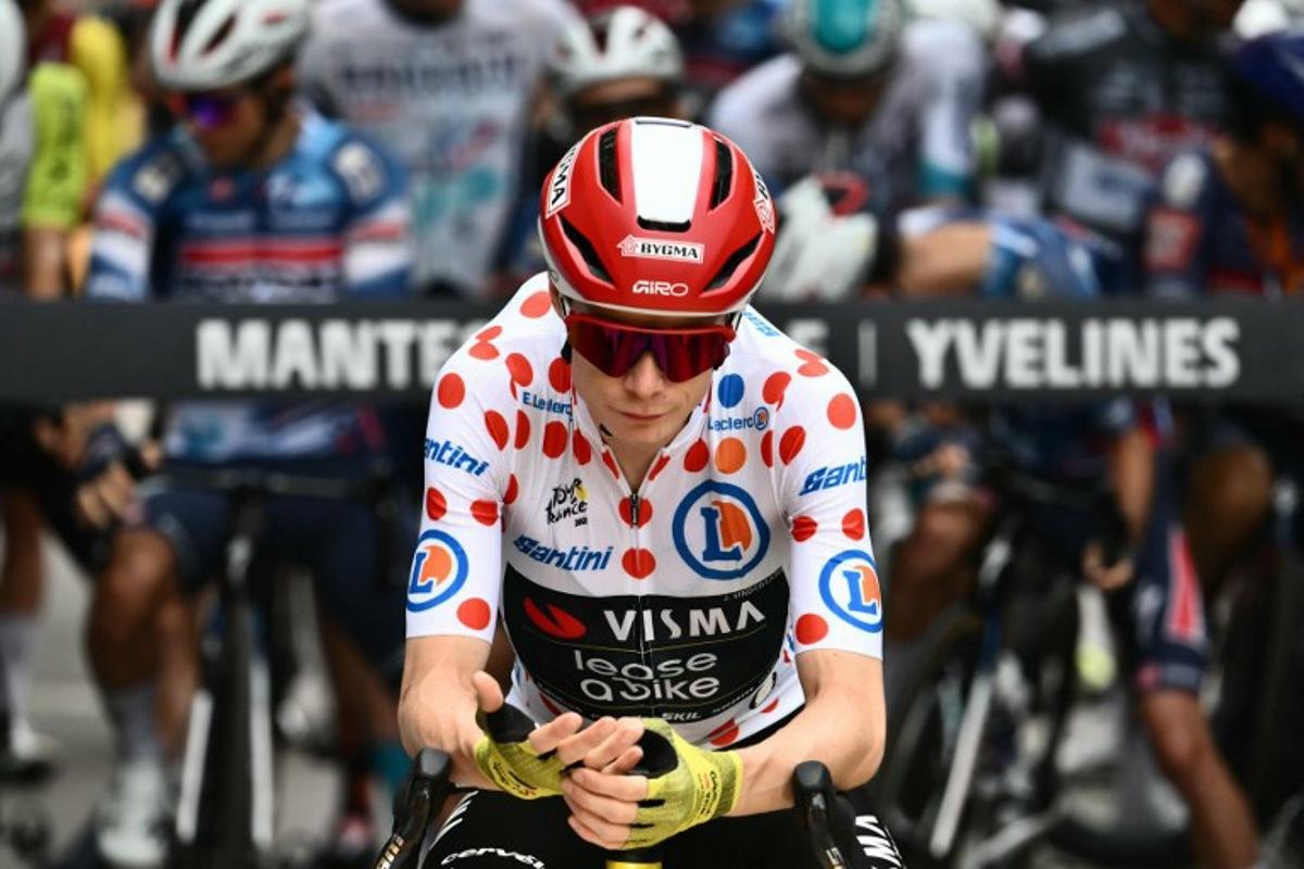 Team Visma - Lease a bike team's Danish rider Jonas Vingegaard wearing the best climber's polka dot (dotted) jersey awaits the start of the 21st and final stage of the 112th edition of the Tour de France cycling race, 132.3 km between Mantes-la-Ville and Paris Champs-Elysees Avenue, on July 27, 2025.  Marco BERTORELLO / AFP