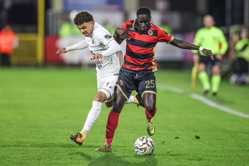 Rwdm's Vitor Sapata and Seraing's Abdoulaye Ba fight for the ball during a soccer game between RFC Seraing and Rwdm Brussels, Friday 16 January 2026 in Seraing, on day 20 of the 2025-2026 'Challenger Pro League' 1B second division of the Belgian championship. BELGA PHOTO BRUNO FAHY
