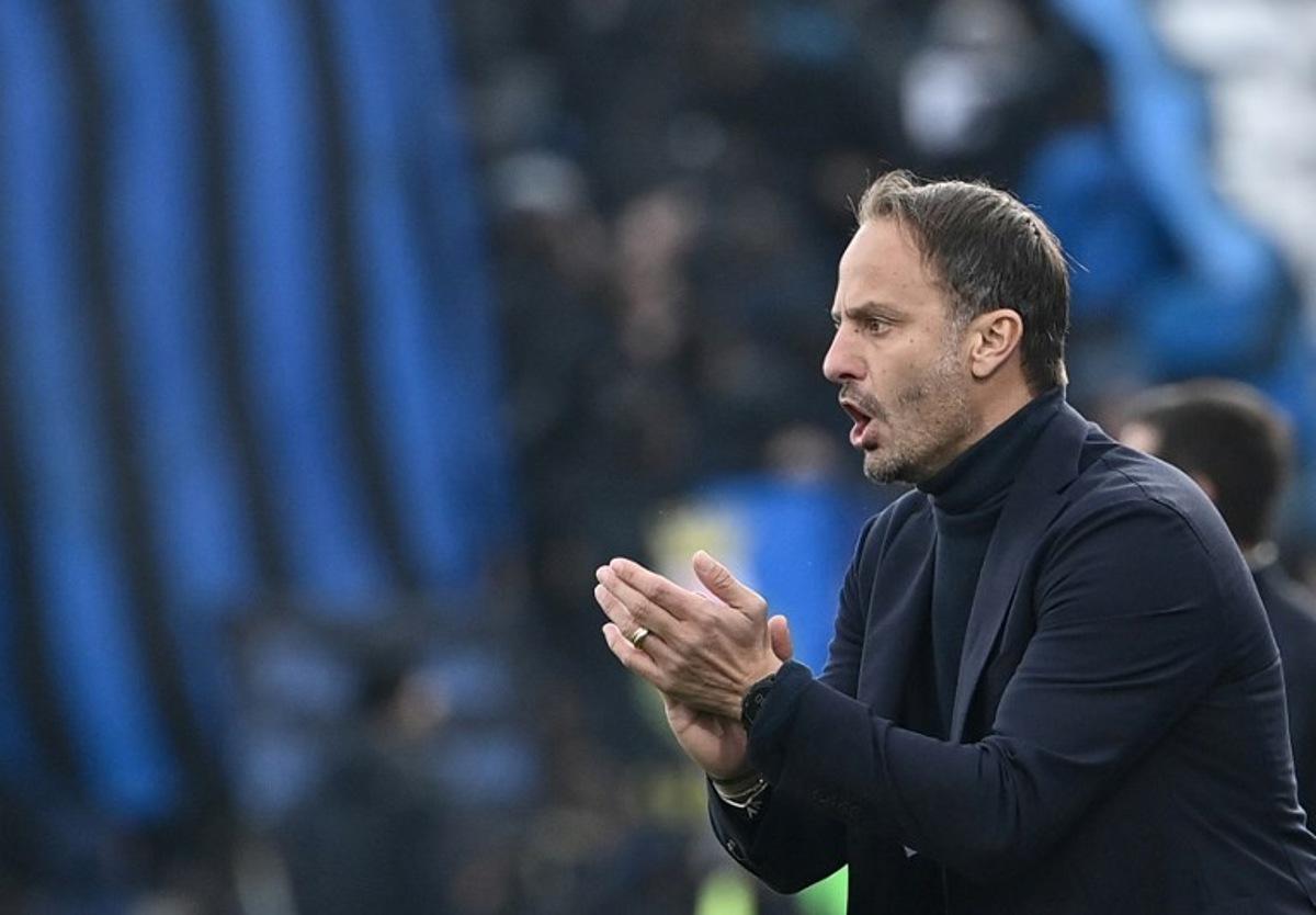 Pisa's Italian head coach Alberto Gilardino applauds during the Italian Serie A football match between Pisa and Inter Milan at the Garibaldi Romeo Anconetani Arena in Pisa on November 30, 2025.  Isabella BONOTTO / AFP