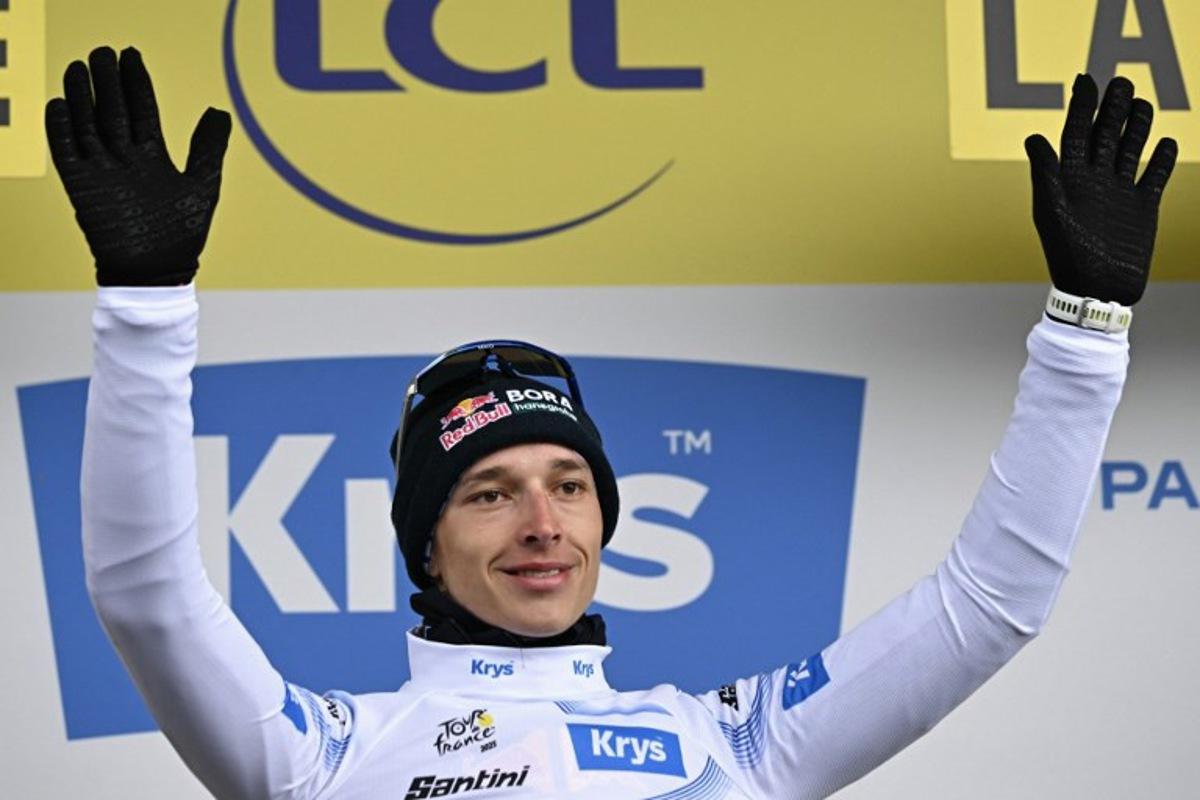 Red Bull - BORA - hansgrohe team's German rider Florian Lipowitz celebrates on the podium with the best young rider's white jersey after the 19th stage of the 112th edition of the Tour de France cycling race, 93.1 km between Albertville and La Plagne, in the French Alps, on July 25, 2025. The 19th stage of the Tour de France was shorted from its initial 129.9 km route, bypassing the Col des Saisies where an outbreak of nodular dermatitis in a herd of cattle was discovered, prompting organizers to modify the race route. Loic VENANCE / AFP
