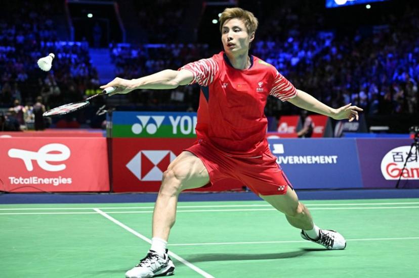 China's Yu Qi Shi hits a return to Belgium's Julien Carraggi during their men's single match at the Badminton BWF World Championships at the Adidas Arena in Paris, on August 27, 2025.  Bertrand GUAY / AFP