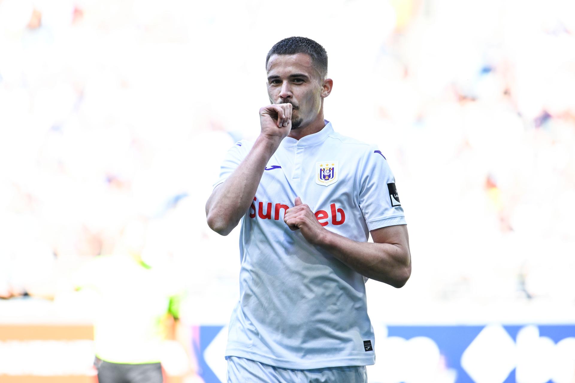 Anderlecht's Leander Dendoncker celebrates after scoring during a soccer match between KAA Gent and RSC Anderlecht, Sunday 27 April 2025 in Gent, on day 6 (out of 10) of the Champions' Play-offs of the 2024-2025 'Jupiler Pro League' first division of the Belgian championship. BELGA PHOTO TOM GOYVAERTS